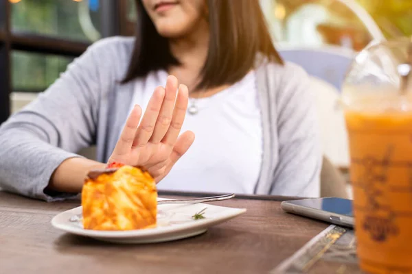 Eller kadın pasta ya da restoranda abur cubur yemeyi reddediyor, yemek yok, diyet yemek konsepti yok.