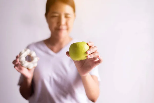 Mulheres Asiáticas Mãos Segurando Maçã Verde Donut Fundo Branco Dieta — Fotografia de Stock