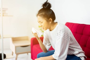 Soğuk ve burnu akan Asyalı kadın, Rhinitis hastaları, sağlık sigortası kavramı, hapşıran kadınlar.