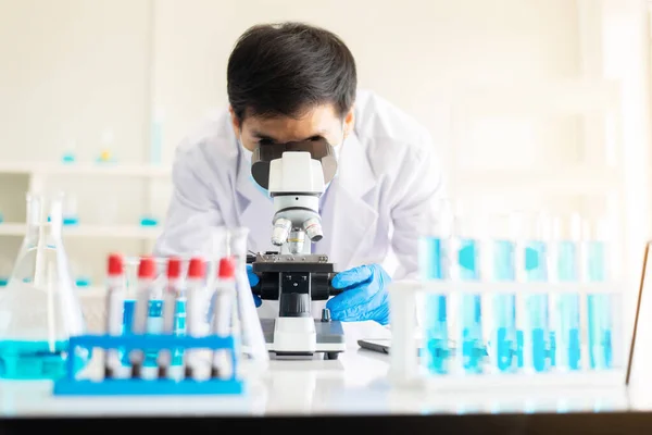 Doctor Asian Man Using Microscope Metal Lens Research Covid Disease — Stock Photo, Image