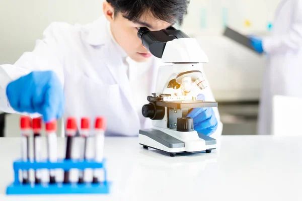 Scientist Asian Man Using Microscope Metal Lens Research Covid Laboratory — Stock Photo, Image