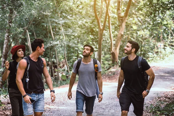 Grupo Amigos Viajantes Caminhando Juntos Floresta Tropical Desfrutando Conceito Mochila — Fotografia de Stock