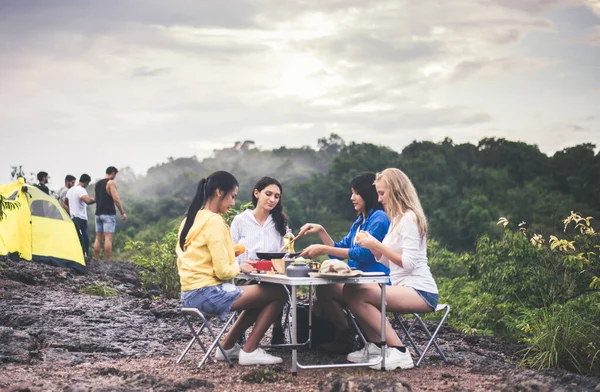 Bir Grup Farklı Arkadaş Birlikte Kahvaltıda Yemek Pişiriyor Kamp Kavramının — Stok fotoğraf