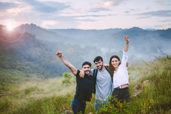 一群最要好的朋友举手表决 看着美丽的景色 在热带雨林里开心地微笑着 — 图库照片