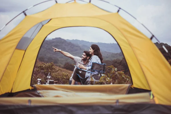 Çadırın Dışında Mutlu Güler Yüzlü Bir Çift Kampın Tadını Çıkarıyor — Stok fotoğraf