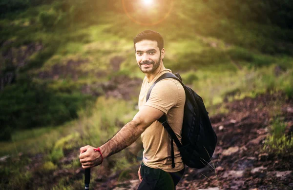Retrato Jovem Homem Bonito Segurando Poste Trekking Natureza Feliz Sorridente — Fotografia de Stock
