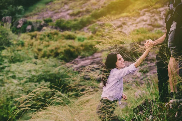 Sırt Çantalı Adam Kadın Arkadaşlarına Yardım Ediyor Kayaya Tırmanıyor Yardım — Stok fotoğraf