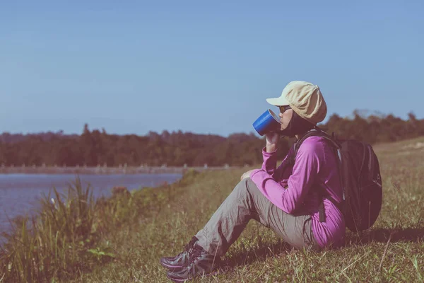 Mochilero Manos Mujer Sosteniendo Vaso Café Caliente Mañana Aire Libre — Foto de Stock