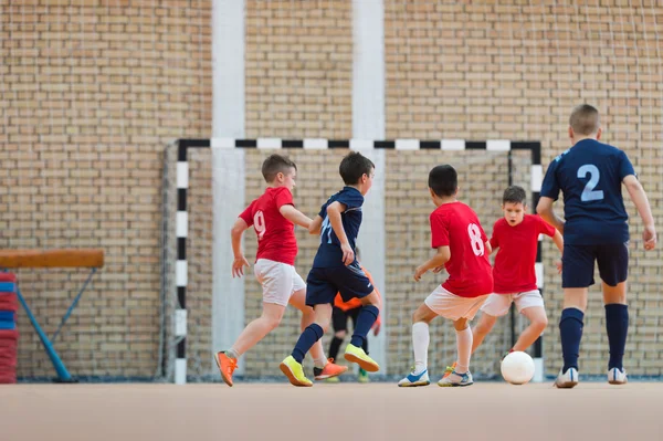 Meninos chutando bola — Fotografia de Stock