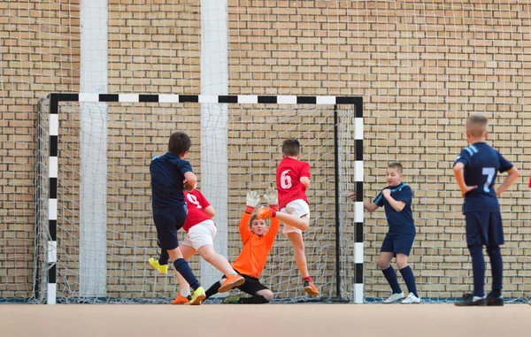 Chicos pateando pelota — Foto de Stock