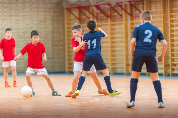 Маленькие мальчики играют в футбол — стоковое фото