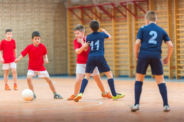 Meninos a jogar futebol — Fotografia de Stock