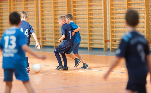 Piccoli ragazzi che giocano a calcio — Foto Stock