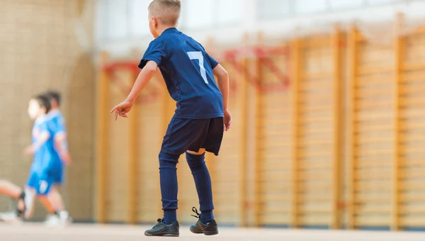 Små pojkar som spelar fotboll — Stockfoto