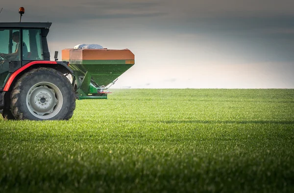 Fertilización de tractores en campo —  Fotos de Stock