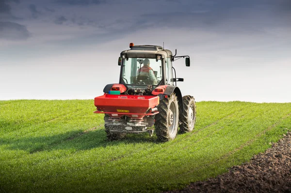 Trator fertilizante em campo — Fotografia de Stock