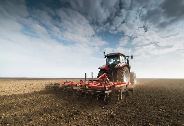 Traktor bereitet Land vor — Stockfoto