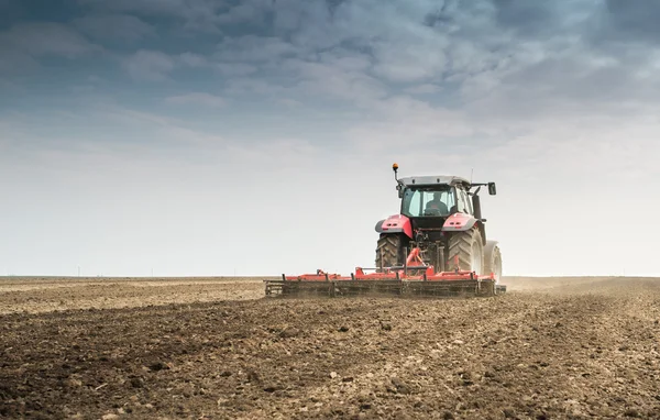 Trekker voorbereiding van land — Stockfoto