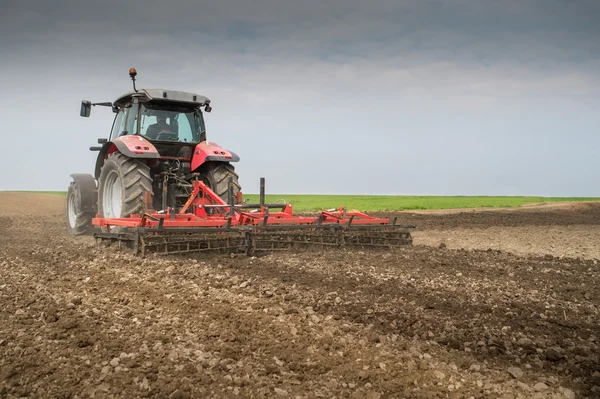 Tractor preparing land — Stock Photo, Image