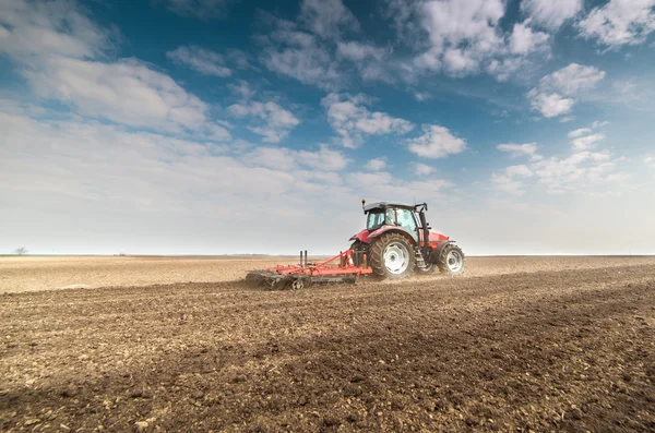 Traktor förbereda mark — Stockfoto