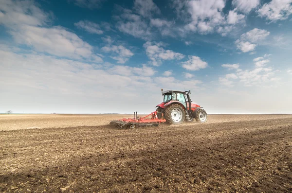 Tracteur préparant la terre — Photo