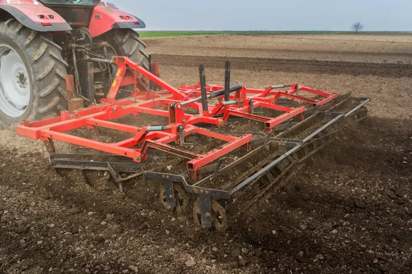 Trekker voorbereiding van land — Stockfoto