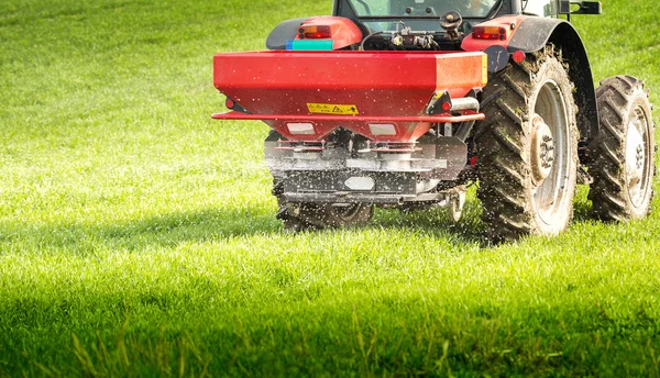 Fertilización de tractores en campo — Foto de Stock