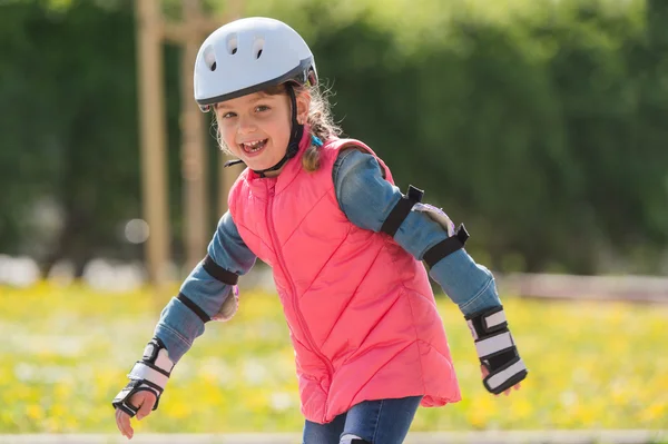 Menina em patins — Fotografia de Stock