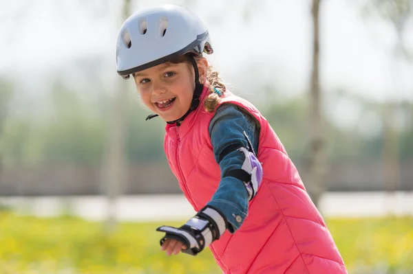 Mädchen auf Rollschuhen — Stockfoto