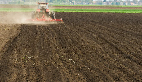 Traktor bereitet Land vor — Stockfoto