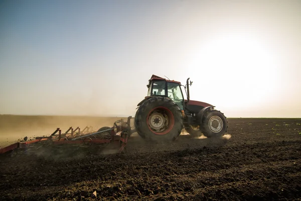 Traktor bereitet Land vor — Stockfoto