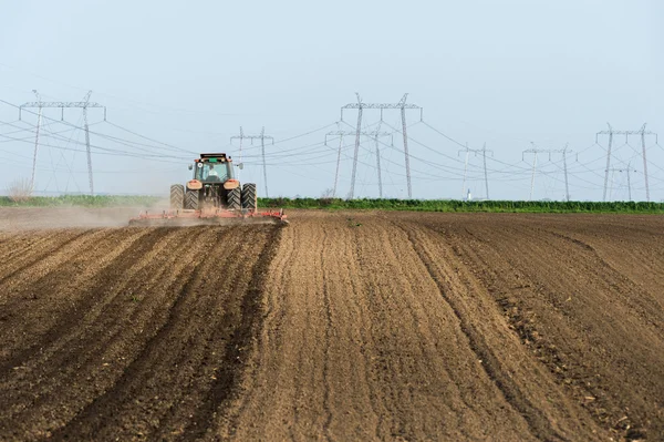 Trekker voorbereiding van land — Stockfoto