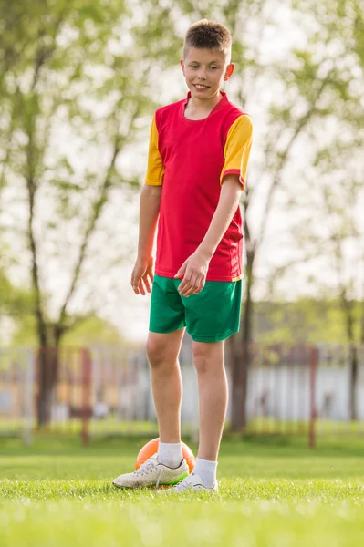 Jovem com bola de futebol — Fotografia de Stock