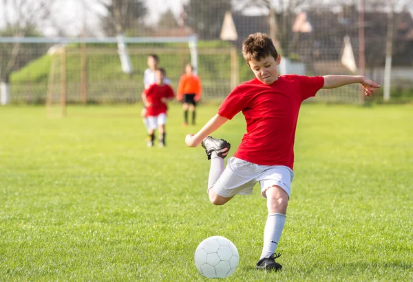 Meninos chutando bola — Fotografia de Stock