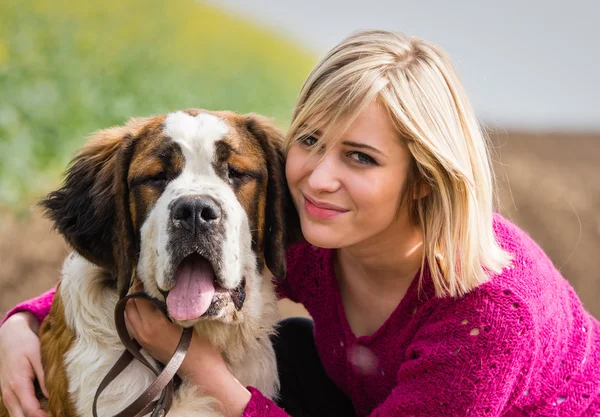 Meisje en saint-bernard — Stockfoto