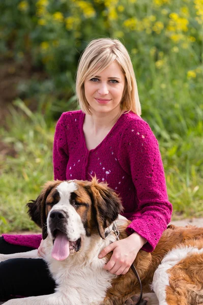 Kız ve saint bernard