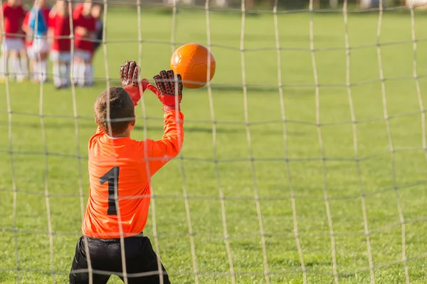 Jungen-Torwart verteidigt — Stockfoto