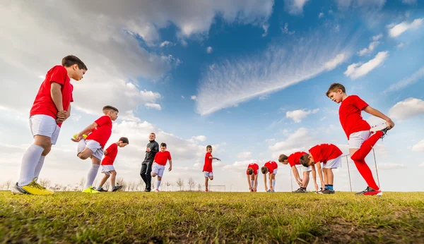 Детская футбольная команда — стоковое фото