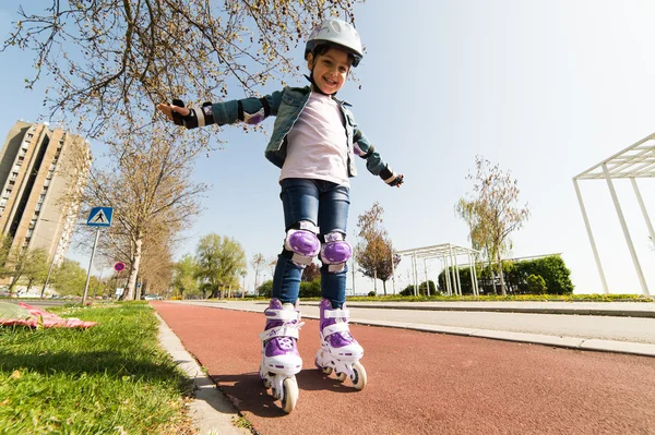 Chica en patines —  Fotos de Stock