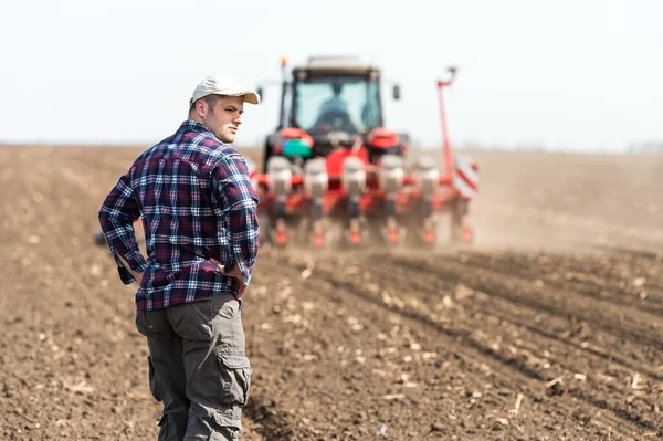 Jonge boer op landbouwgrond — Stockfoto