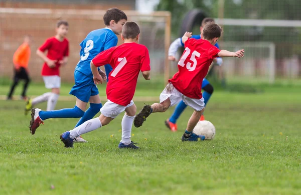 Jungen kicken Ball — Stockfoto