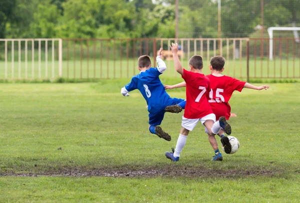 Jongens schoppen bal — Stockfoto