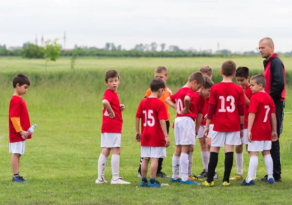 Συζήτηση της ομάδας ποδοσφαίρου παιδί — Φωτογραφία Αρχείου