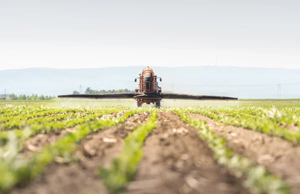 Traktor versprüht Pestizide — Stockfoto