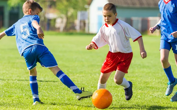 Chicos pateando pelota — Foto de Stock