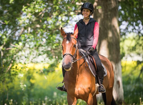 Wanita muda di atas kuda — Stok Foto