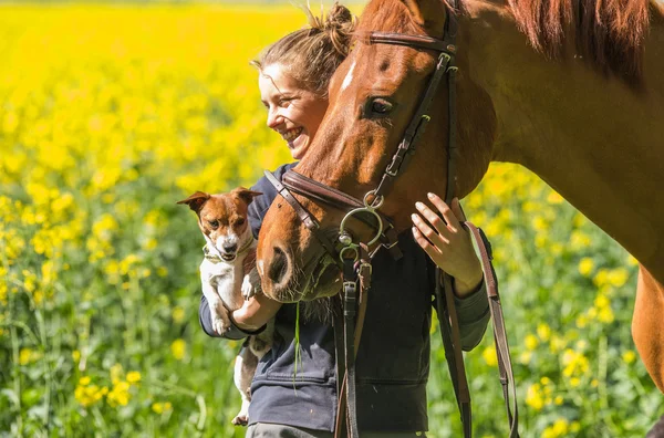 Chica con sus mascotas —  Fotos de Stock