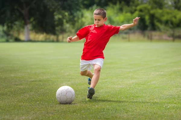 Meninos chutando bola — Fotografia de Stock