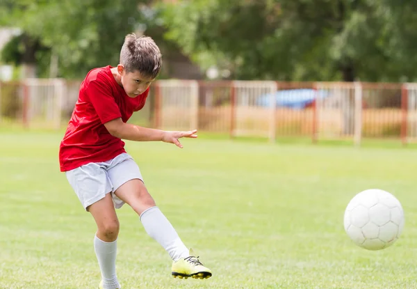 Jungen kicken Ball — Stockfoto