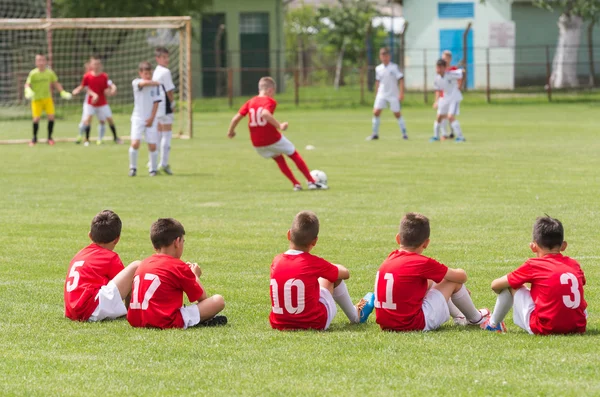 Детский футбол ждет — стоковое фото